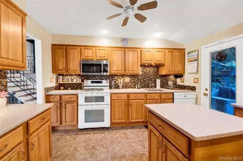 Kitchen - 36 Lark Ave, Greenburgh, NY 10607 photo 2 of 4