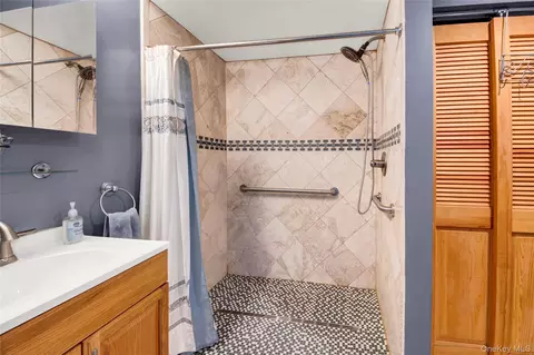 Bath - 36 Lark Ave, Greenburgh, NY 10607 photo 3 of 4