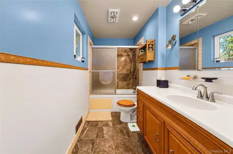 Bath - 36 Lark Ave, Greenburgh, NY 10607 photo 1 of 4