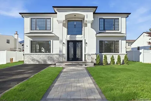 10 Terry St, Hicksville, NY 11801
