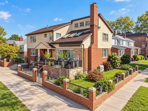 40-45 193rd St, Flushing, NY 11358