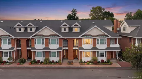 14 Portico Ct, North Hempstead, NY 11021