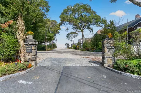 17 Adams Ave, Bayville, NY 11709
