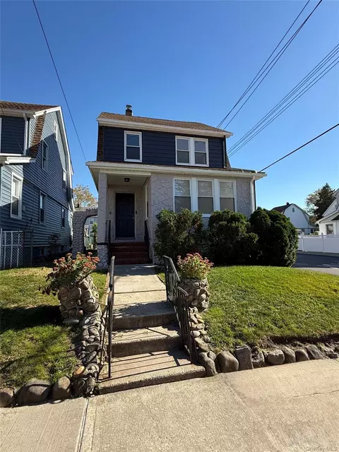 18702 Mangin Ave, New York, NY 11412
