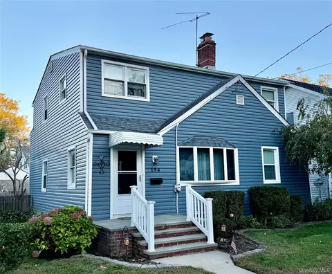 194 Rolling St, Malverne, NY 11565