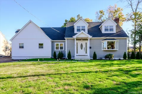 34 Smith St, Greenlawn, NY 11740