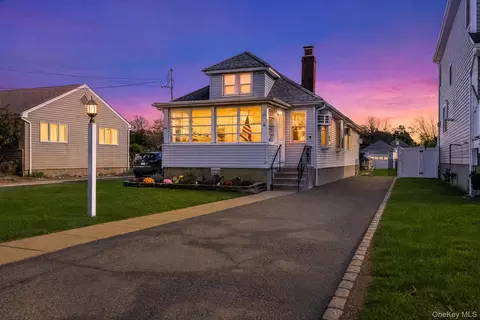 29 Riverdale Ave, Massapequa, NY 11758