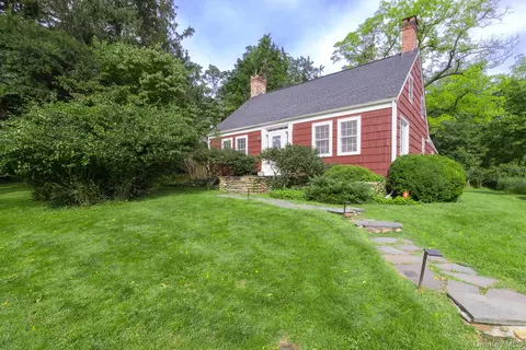 33 Old Coach Rd, Setauket, NY 11733