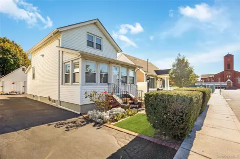 136 Elizabeth St, Farmingdale, NY 11735