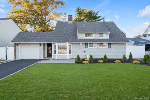 58 Choir Ln, North Hempstead, NY 11590