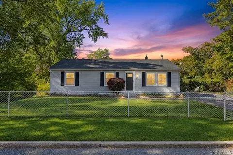 13 Delaware Rd, West Babylon, NY 11704