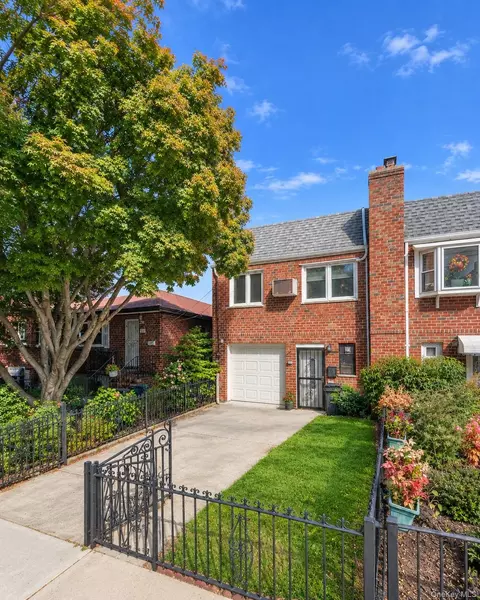 18-35 21st Dr, Astoria, NY 11105