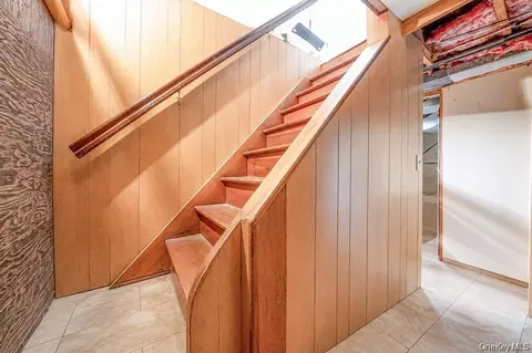 Entry Way - 18 Edi Ave, Plainview, NY 11803 photo 3 of 3