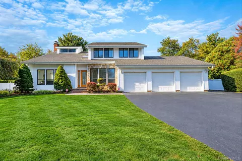 8 Hyanis Ct, Mount Sinai, NY 11766