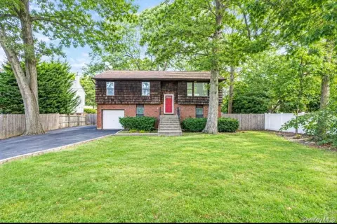 39 Pond Path, Lake Grove, NY 11755