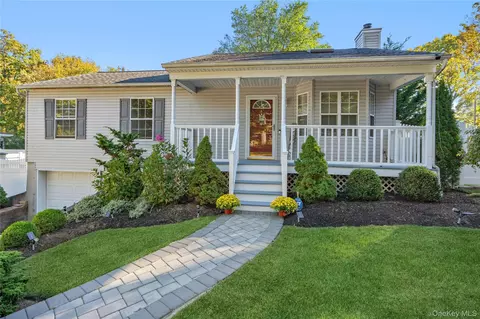 302 Locust Dr, Rocky Point, NY 11778