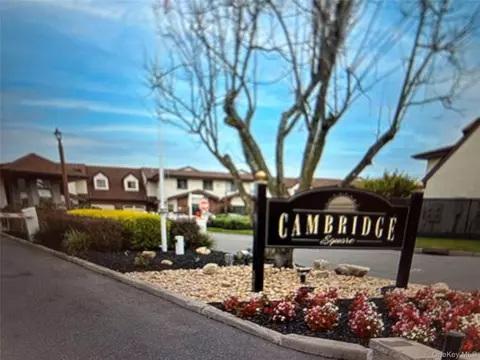 14 Cambridge Dr W, Copiague, NY 11726