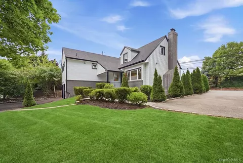 84 Middle Neck Rd, North Hempstead, NY 11576