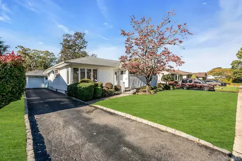 456 Glenwood Ln, East Meadow, NY 11554