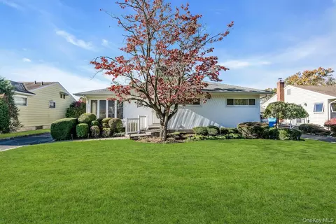 456 Glenwood Ln, East Meadow, NY 11554