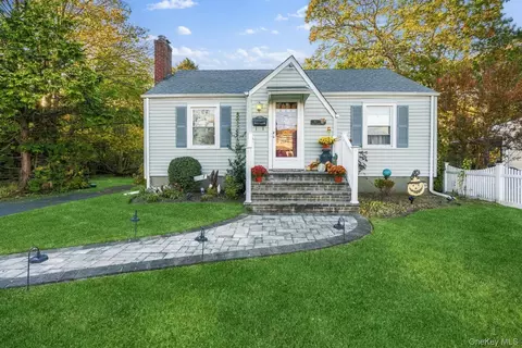 82 Pardee Ave, Islip, NY 11751