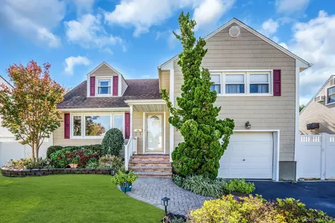 3906 Ralph St, Seaford, NY 11783