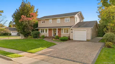 1 Niagara Dr, Jericho, NY 11753