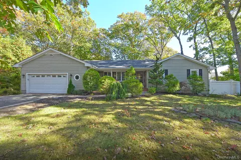 673 Old Medford Ave, Medford, NY 11763