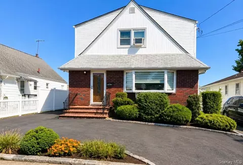 1438 James St, Elmont, NY 11003
