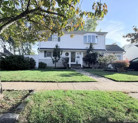 4 Colonial Dr, Farmingdale, NY 11735