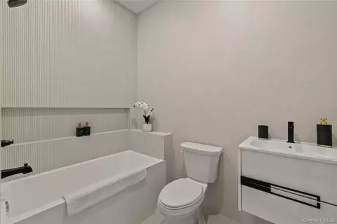 Bath - 30 E Castle Ave #202, Ramapo, NY 10977 photo 2 of 4