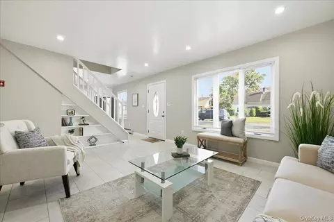 4 Clover Ln, North Hempstead, NY 11590