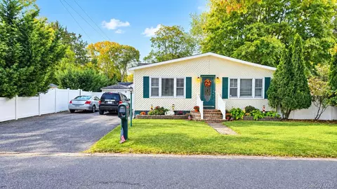 52 Lafayette Ave, Lake Grove, NY 11755