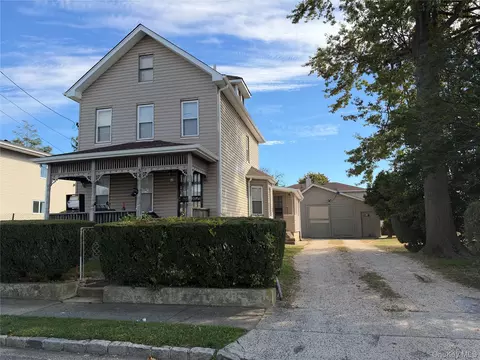 34 2nd Ave, North Hempstead, NY 11590