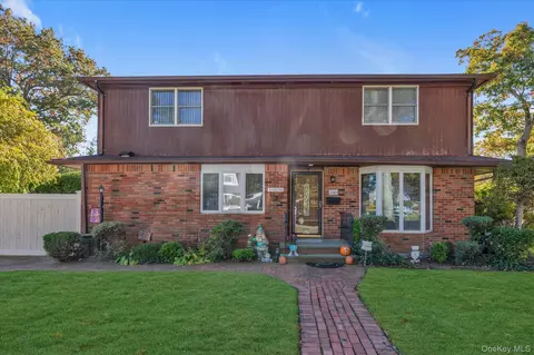 100 Grant St, Massapequa Park, NY 11762
