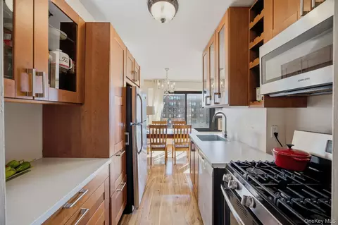 33-55 14th St #12B, New York, NY 11106
