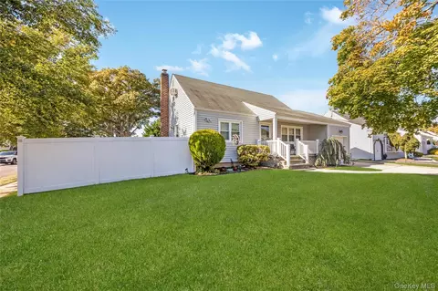 111 Sunset Ave, Farmingdale, NY 11735