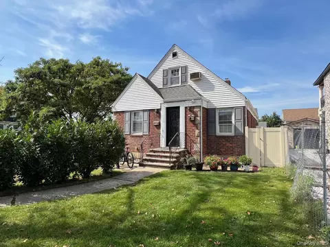 98 Maple Dr W, New Hyde Park, NY 11040