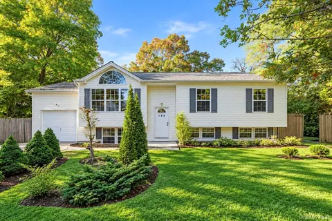 199 Commack Rd, Mastic Beach, NY 11951