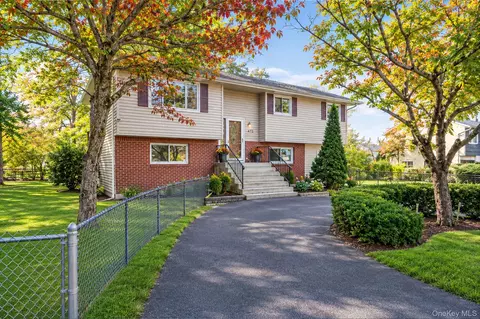 472 Essex St, West Babylon, NY 11704