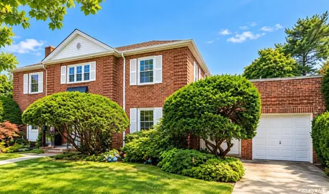 10102 Springfield Blvd, New York, NY 11429