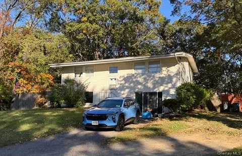 12 Arrowhead Ln, Setauket, NY 11733