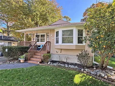 84 Palmetto Dr, Shirley, NY 11967