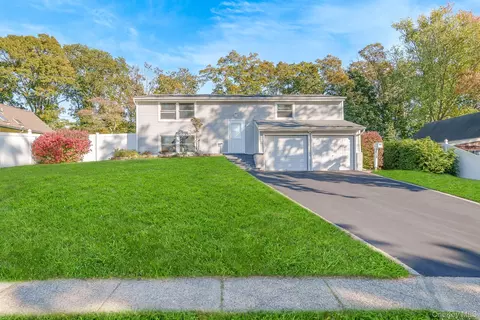 79 Snowberry Ln, Islandia, NY 11749