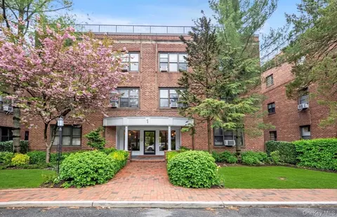 1 Town House Pl #2E, North Hempstead, NY 11021