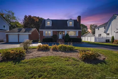215 Oak St, Bellmore, NY 11710