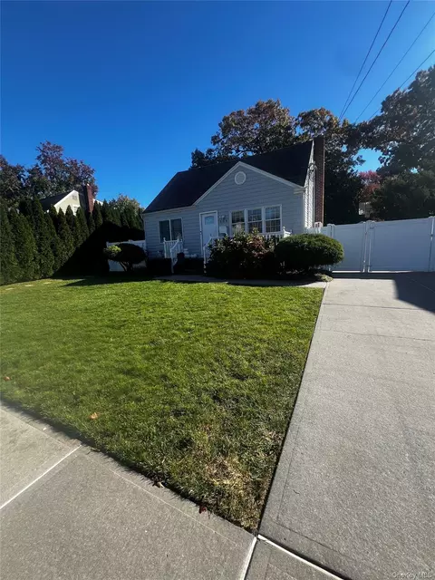 304 Pleasantview Ct, Copiague, NY 11726