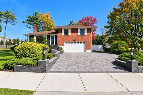 201 Martin Dr, Syosset, NY 11791