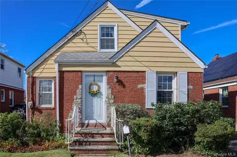 28 Putnam Ave, Valley Stream, NY 11580