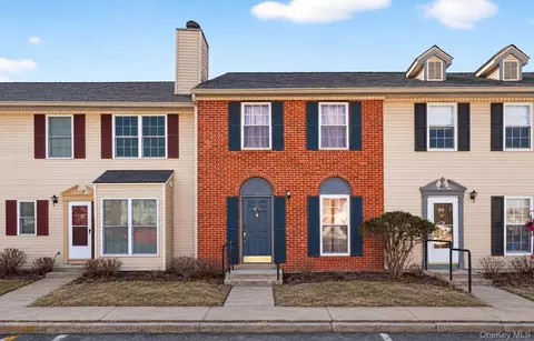 60 Yorkshire Ter, Washingtonville, NY 10992